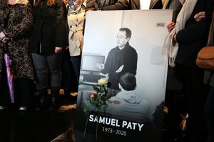 Während einer Trauerkundgebung wird ein Bild des ermordeten Lehrers Samuel Paty gezeigt