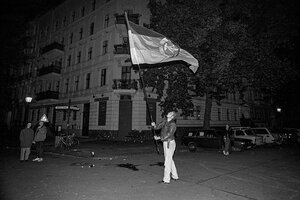 Nächtliche Strassenszen im Prenzlauer Berg, ein mann schwenkt eine DDR-Fahne, historische Aufnahme aus dem Jahr 1990