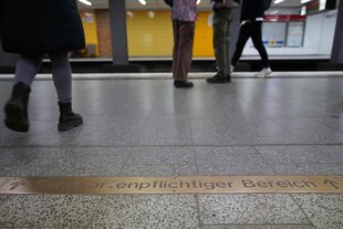 Ein Streifen am Boden zeigt auf einem Bahnsteig den fahrkartenpflichtigen Bereich an