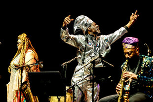 Das Sun Ra Arkestra bei einem Konzert.