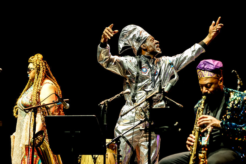 Das Sun Ra Arkestra bei einem Konzert.