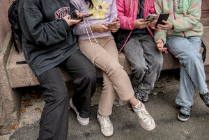 Junge Personen mit Smartphones.