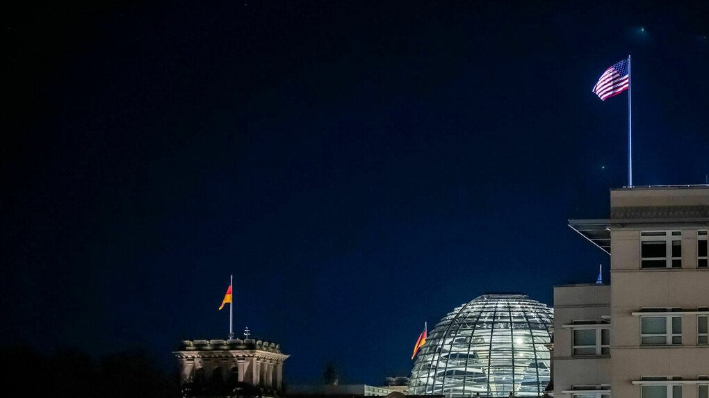 Deutschlandfahne über der Reichstagskuppe, US Flagge an der Amerikanischen Botschaft