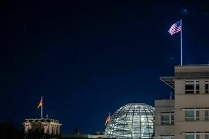 Deutschlandfahne über der Reichstagskuppe, US Flagge an der Amerikanischen Botschaft