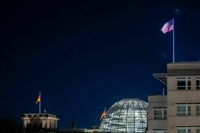 Deutschlandfahne über der Reichstagskuppe, US Flagge an der Amerikanischen Botschaft