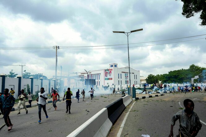 Demonstration auf einer Straße mit Tränengasschwaden.