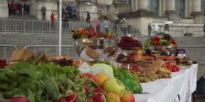 Früchte, Backwaren und Gemüse auf einem Tisch vor dem Bundestag