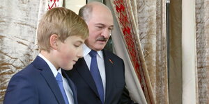 Weißrusslands Präsident Alexander Lukaschenko mit seinem Sohn Kolja.