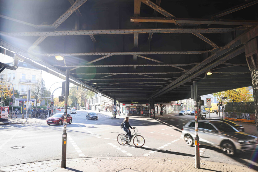 Verkehr fließt unter der Sternbrücke auf der Kreuzung Stresemannstraße und Max-Brauer-Allee.