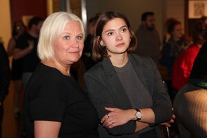 Alexandra Pichl (l), Landesvorsitzende von den Grünen, und Hanna Große Holtrup, Landesvorsitzende von den Grünen reagieren bei einer Wahlparty.