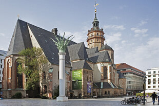 Die Leipziger Nikolaikirche mit Plakaten des Festivals