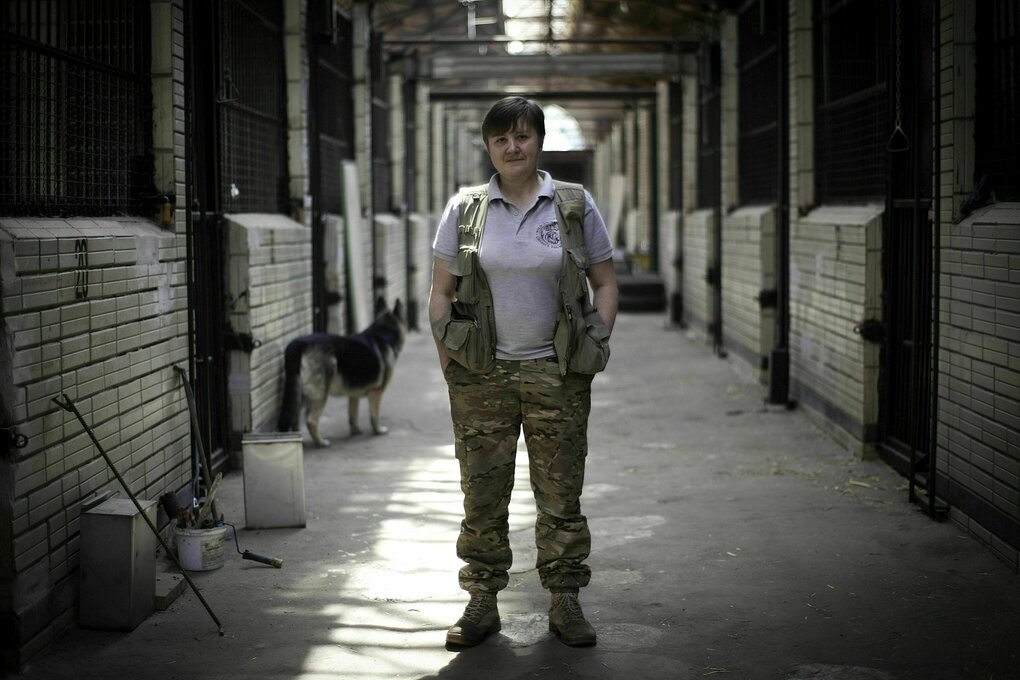 Nataliya Popova in einem Stall