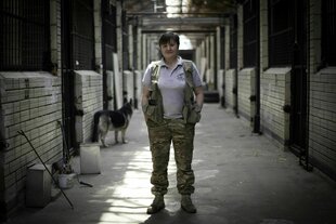 Nataliya Popova in einem Stall