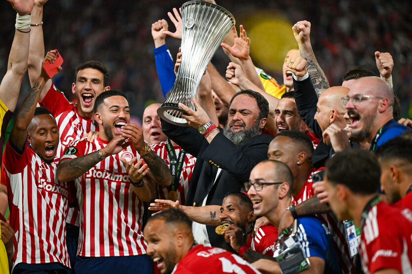 Der Klubboss von Olympiakos Präus jubelt mit den Spielern un den Pokal