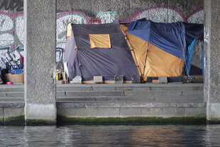 Ein Zelt steht unter einer Brücke