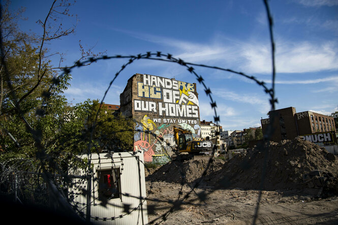 Fassade der Köpi mit einem Mural "Hands off our homes"