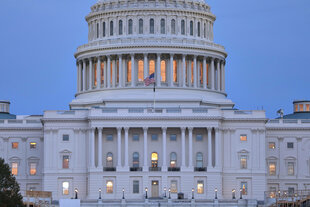 Blick auf das US-Kapitol, Sitz von Repräsentantenhaus und Senat in der Dämmerung