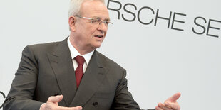 Martin Winterkorn vor einem Porsche-Schriftzug