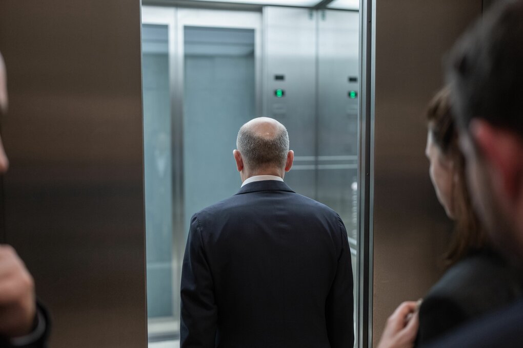 Bundeskanzler Olaf Scholz (SPD), steigt nach der Fraktionssitzung nach dem Bruch der Ampelkoalition in den Aufzug