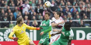 Männer beim Fußball-Spielen