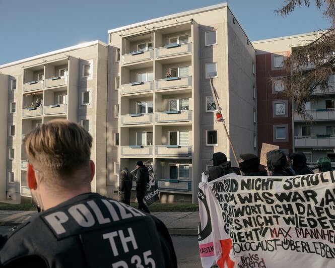 Antifa-Demonstrierende vor einm Plattenbau