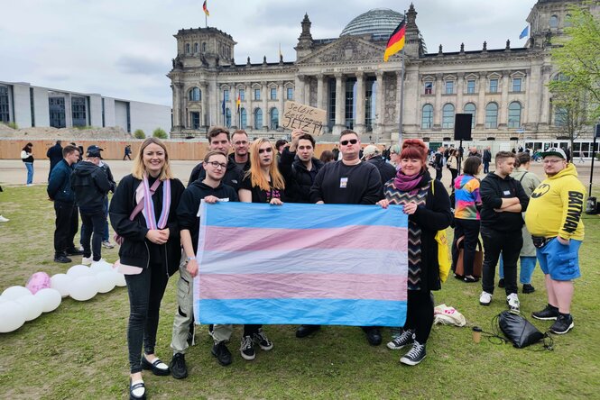 Demonstration mit Fahne vor dem Bundestag.