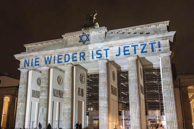 Projektion eines Schriftzuges auf dem Brandenburger Tor.