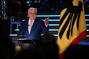 Bundespräsident Steinmeier spricht vor einer Standarte