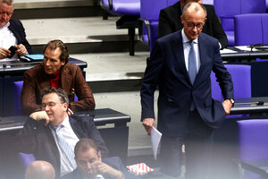 Friedrich Merz geht durch Sitzreihen im Bundestag