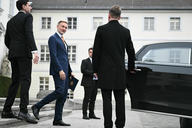 Ex-Finanzminister Lindner steigt in ein Auto.