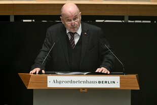 Das Bild zeigt Rainer Eppelmann, 1990 DDR-Minister für Abrüstung und Verteidigung