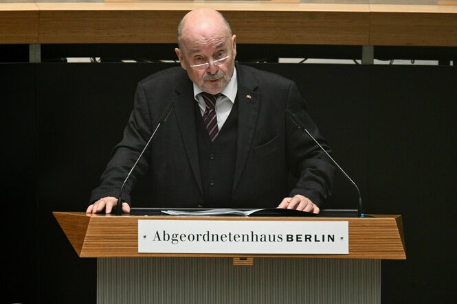 Das Bild zeigt Rainer Eppelmann, 1990 DDR-Minister für Abrüstung und Verteidigung