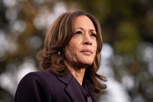 Kamala Harris blickt verkniffen an der Kamera vorbei