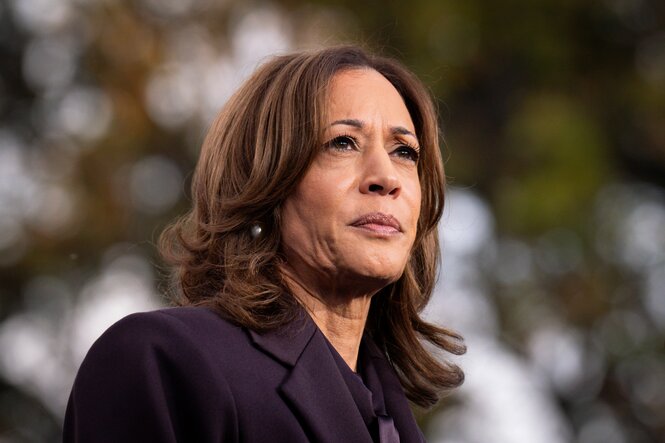 Kamala Harris blickt verkniffen an der Kamera vorbei