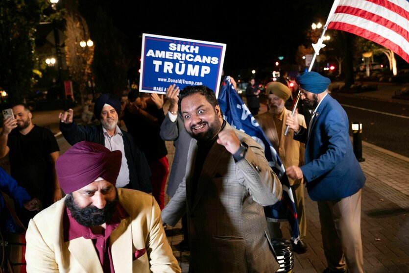 Trump-Anhänger feiern auf der Straße.