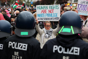 Polizisten und Demonstrant:innen begegnen sich.