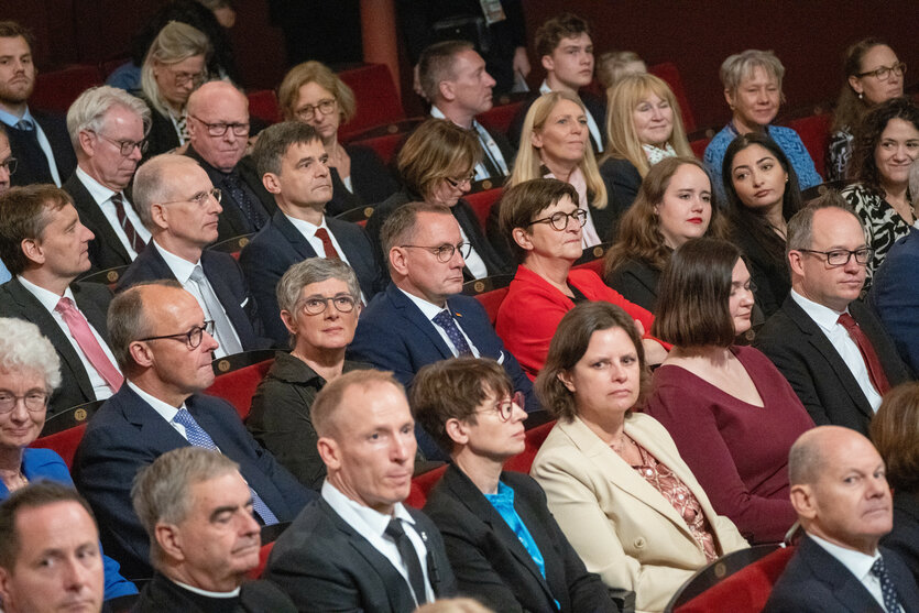 Mitglieder des Bundestags, darunter Friedrich Merz, Britta Hasselmann, Tino Chrupalla und Saskia Esken sitzen in Stuhlreihen