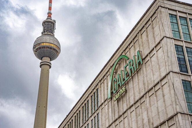 Vorne die Fassade des Galeria-Kaufhauses, im Hintergrund der Fernsehturm