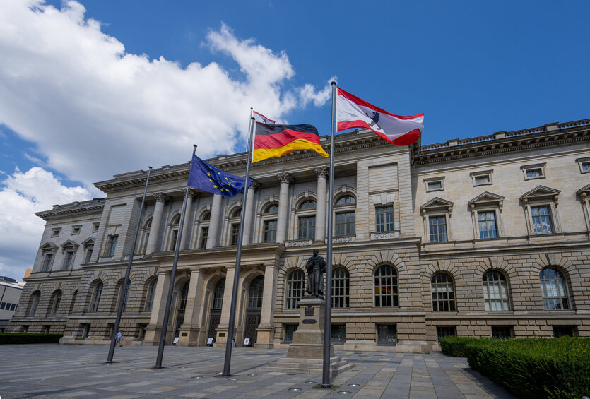 Das Abgeordnetenhaus von Berlin mit wehenden Fahnen