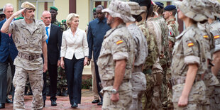 Ursula von der Leyen und EU-Soldaten.