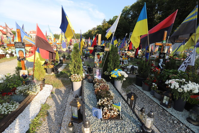 Ein Friedhof mit blau-gelben Fahnen