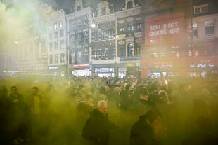 Fußballfans im Nebel.