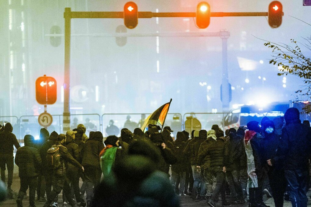 Antiisraelische Demonstranten in Amsterdam während des Fußballspiels Ajax Amsterdam-Maccabi Tel Aviv.