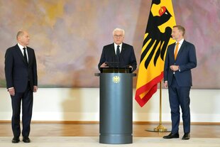 Bundespräsident Fran-Walter Steinmeier steht am Rednerpult, rehts neben ihm Christian Lindner, links mit größerem Abstand Olaf Scholz. Hinter den drei angespannt wirkenden Männern im Anzug steht eine Flagge mit dem Bundesadler