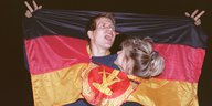 Mann und Frau mit DDR-Flagge