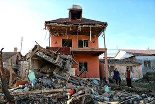 ein kriegszersörtes einstöckiges Haus in Odessa