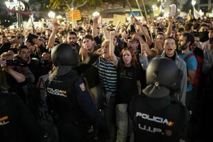 Demonstranten stehen Polizisten gegenüber