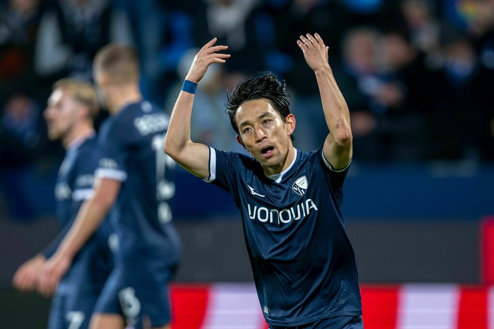 Böser Sponsor? Bochums Koji Miyoshi im Vonovia-Ruhrstadion mit Vonovia-Trikotwerbung.