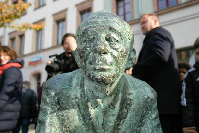 Eine bronzene Statue zum Gedenken an Justin Sonder