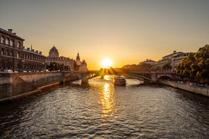 Sonnenuntergang über der Seine in Paris